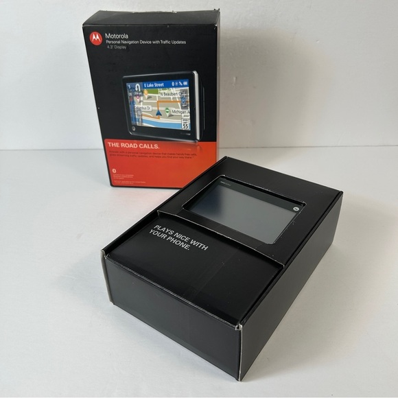 Motorola Motonav TN565T 4.3-Inch Bluetooth Portable GPS Navigator - Picture 5 of 6